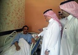 El ministro de Salud saudita visita a uno de los infectados por el coronavirus. / Afp/