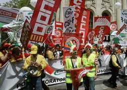 Miles de trabajadores de Correos se manifiestan en Valencia contra el 'apagón postal'
