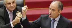 Expectación. El presidente del Consell, Francisco Camps, rodeado de medios de comunicación ayer en Cheste. Desde hace días, se ha abierto a las preguntas de los periodistas sobre Gürtel. ::
JUAN JOSÉ MONZÓ/