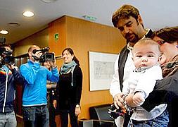 Juan, el primer bebé del mundo que fue seleccionado en un incubador de embriones, es presentado en público
