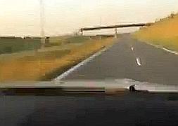 Un joven se graba mientras conduce a 300 kilómetros
