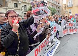 Trabajadores y enfermos protestan frente a la Generalitat por los retrasos en las ayudas a la dependencia