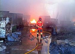Un incendio calcina una nave de reciclaje y afecta a un almacén de fruta en Alzira