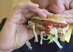 Un comedor compulsivo de hamburguesas. / Damián Torres/