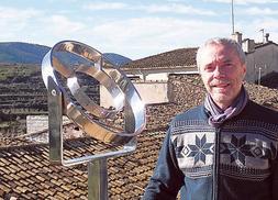 Joan Olivares, profesor de física y ha creado este reloj de acero inoxidable que concentra un reflejo cuyo calor puede percibir un invidente. / V. Lladró/