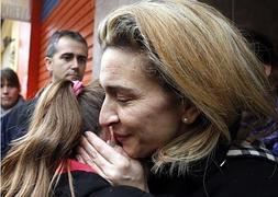 Isabel Monrós abraza a su hija, a las puertas de su casa en Alboraya. / Efe/