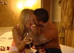 Corina y Pascual se besan en su viaje a Roma