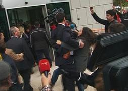 Momento en el que el miembro de seguridad agarra a la periodista. / LP/