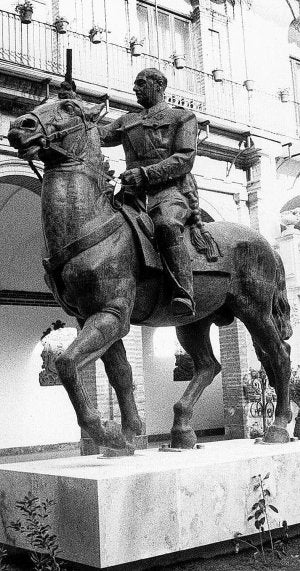 Estatua ecuestre de Franco en su ubicación actual. :: JOSÉ PENALBA/