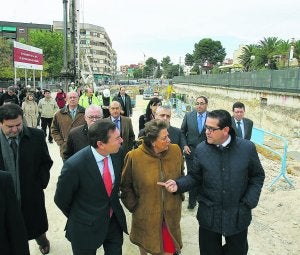 Barberá, flanqueada por Flores (i) y Bellver (d) en las obras del metro en Benimàmet. :: JESÚS SIGNES/