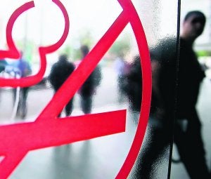 Los carteles de prohibido fumar van a proliferar en los bares y restaurantes. :: AP/MANU FERNÁNDEZ/