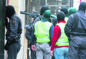 Agentes de la Guardia Civil especializados en la lucha antiterrorista, en noviembre de 2005 en una calle de Alicante. :: ÁLEX DOMÍNGUEZ/