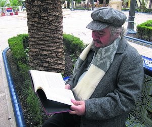 Antonio González posa con su libro en la Glorieta de Elche. ::
A.T./