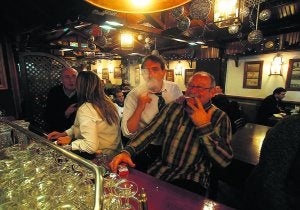Dos clientes fumando en la barra de la Tasca Eulalia de Dénia, esta semana. ::
JOSÉ IGLESIAS/