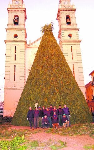 Los montadores de la foguera de Canals en la plaza. ::
EMILI VIDAL/