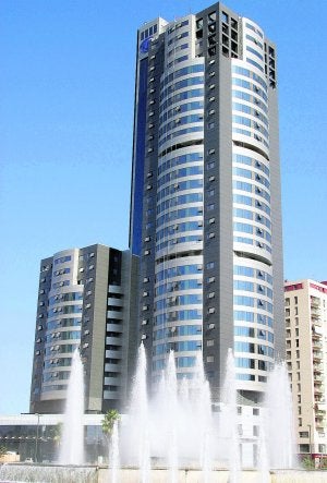El imponente hotel Hilton Valencia con lafuente en primer plano. :: LP/