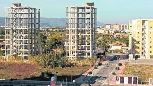 Edificios paralizados en la playa de Piles, donde se aprobó un plan urbanístico que doblaba la población del municipio. :: JUANTXO RIBES/