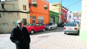 Un vecino camina por una calle peatonal que los conductores usan como aparcamiento. :: JUAN JOSÉ MONZÓ/