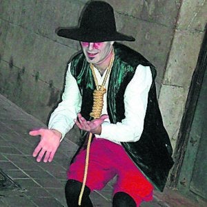 Jugando con el público. Los personajes disfrazados interactúan con los turistas mientras recorren la ciudad y narran la Historia de forma entretenida. ::
LP/