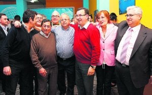 Juan Moragues, sonriente en el centro, celebra la victoria con sus seguidores. :: ALEX MCCLURE/