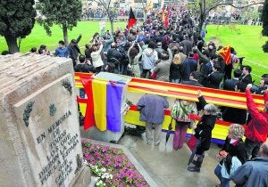 El monolito, casi oculto tras las banderas en el acto celebrado ayer en el cementerio. ::
EFE/KAI FÖRSTERLING/
