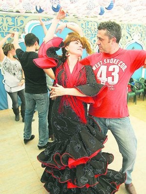 Baile de sevillanas, ayer, en una de las casetas de la feria. ::
J. S./