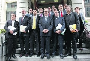 El ministro Corbacho posa con representantes de los autónomos ayer ante el Congreso. :: EFE/BALLESTEROS/