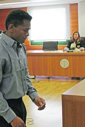 Jairo A. pasa delante de la magistrada de la Audiencia. ::
TONI LOSAS/