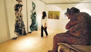 Una joven contempla las obras expuestas en la sede de la Fundación Cajamurcia en Valencia, ayer. ::
JUANJO MONZÓ/