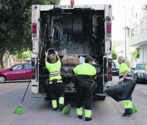 Un camión de la basura y tres trabajadores de la limpieza. ::
FRANCISCO GARCÍA/