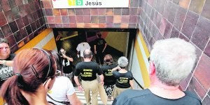 Familiares de las víctimas del accidente bajan las escaleras de la estación de Jesús. :: EFE/M. BRUQUE/