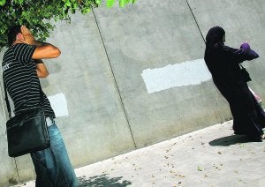 Familiares de varios internos en Zapadores, ayer por la mañana a las puertas del centro de Valencia:: JESÚS SIGNES/