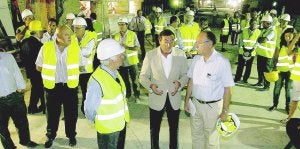 El conseller Mario Flores, ayer, rodeado de los constructores y personal que ha trabajado en la construcción del parking de la avenida de la Estación. :: CARLOS RODRÍGUEZ/