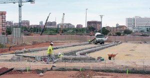 Obras de urbanización, con el hospital La Fe de Malilla a la derecha de la imagen. ::
J. J. MONZÓ/