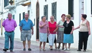 Andrés Banacloche, el primero por la izquierda, junto con un grupo de vecinos que vinieron de Benagéber a San Isidro. ::
DAMIÁN TORRES/