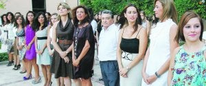 Algunas de las aspirantes a falleras mayores posan con parte del jurado que las valorará. :: JESÚS SIGNES/
