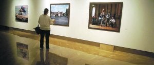Una aficionada a la pintura contempla la exposición de los Premios Altadis de Arte. ::
DANI MADRIGAL/
