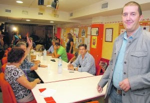 El secretario general del PSPV de Benidorm, Rubén Martínez, antes de la reunión de la ejecutiva de anoche. :: MARIO AYÚS/