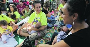 Un momento de la fiesta de la lactancia materna que tuvo lugar ayer en Viveros. ::
J. J. MONZÓ/