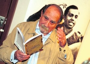 Enrique Cerdán Tato, ayer, durante la rueda de prensa para la presentación de su libro sobre Miguel Hernández. ::
A.FOTOGRÁFICA/