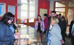 Visita de la consellera y el alcalde al Centro BTT, ayer. ::
LP/