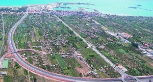 Vista aérea de la actual autovía del Puerto desde la que partirá un ramal que la conectará con la N-340. ::
LP/