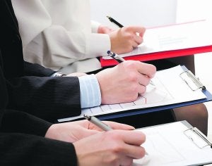 En un programa de 'outplacement' intervienen el empleado, la empresa y el consultor./