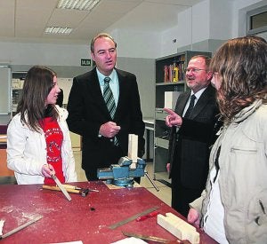 Fabra y Font de Mora charlan con los estudiantes del IES, ayer. ::
LP/