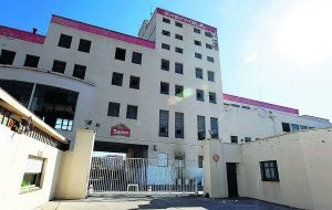 Parte de la fábrica de la calle San Vicente que se derribará, ayer. :: JESÚS SIGNES/