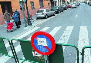 Tramo cortado en la avenida Malvarrosa, ayer, para la instalación de una carpa. :: J. J. MONZÓ/