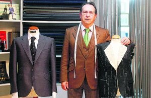 Julio Berzosa en su sastrería de la calle Ruzafa, 51 de Valencia. ::
IRENE MARSILLA/