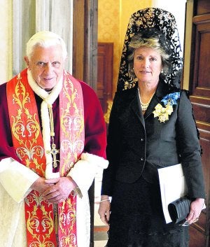 La embajadora se presentó al Papa con mantilla negra y peineta, como dicta el protocolo. ::
REUTERS/