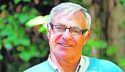 El portavoz municipal de Compromís, Joan Ribó, en el cauce del Turia. :: TXEMA RODRÍGUEZ/