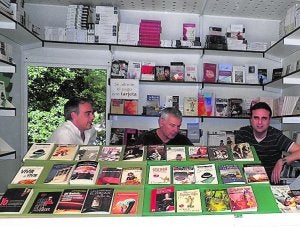 El escritor castellonense en la Feria del Libro de Madrid. ::
LP/